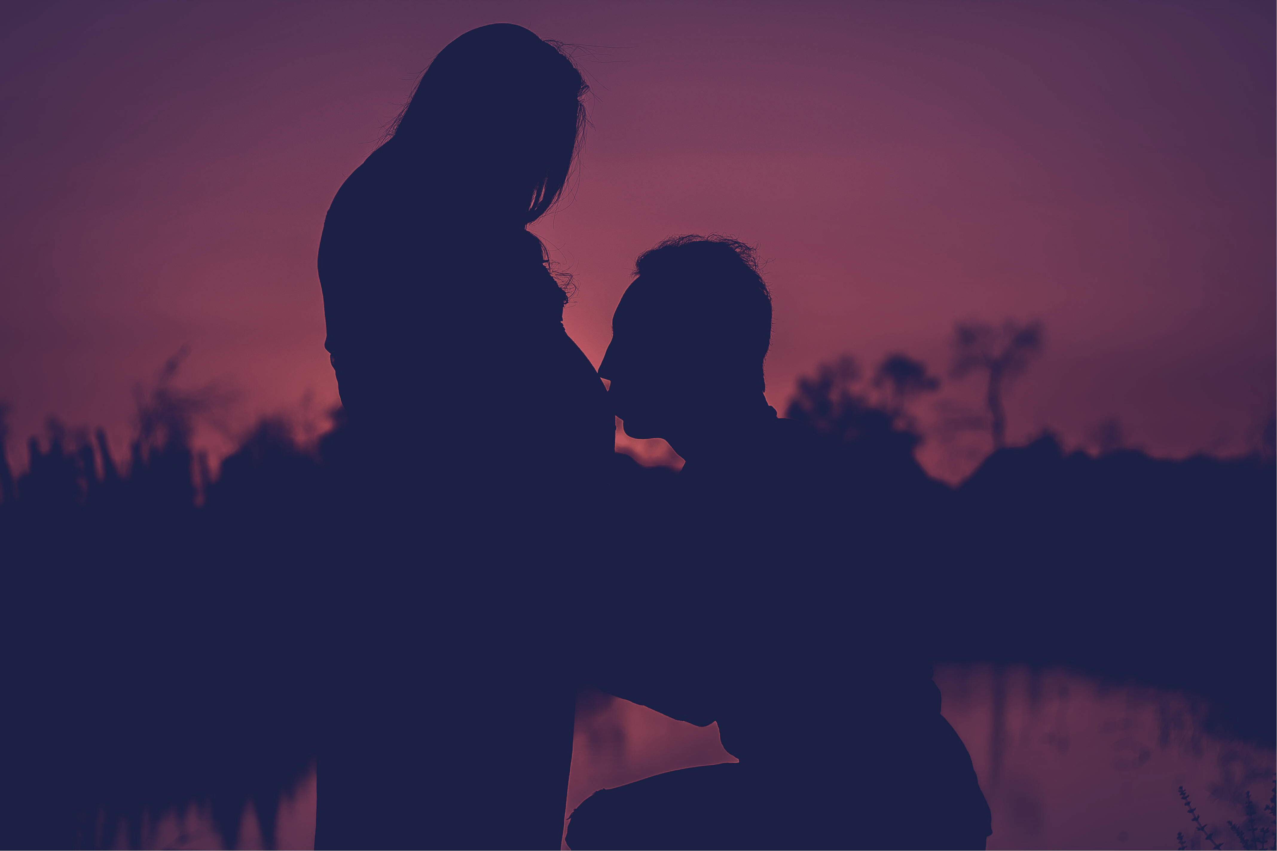 man kissing pregnant belly