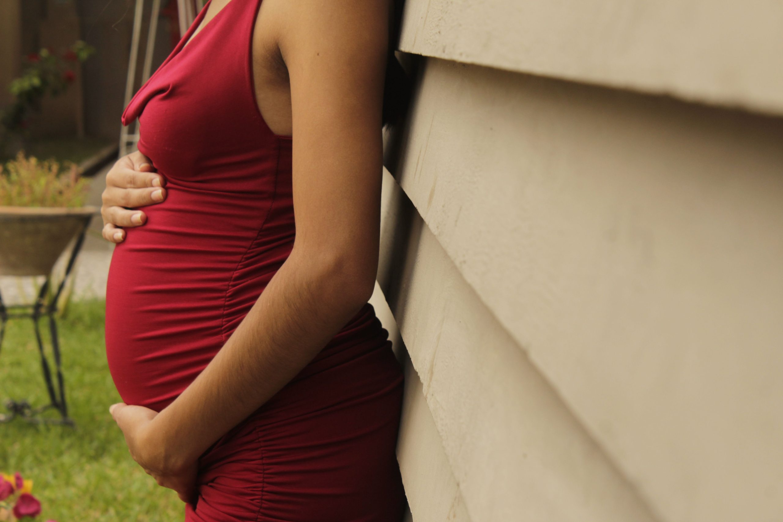 Pregnant woman's body, representing a healthy pregnancy at advanced maternal age